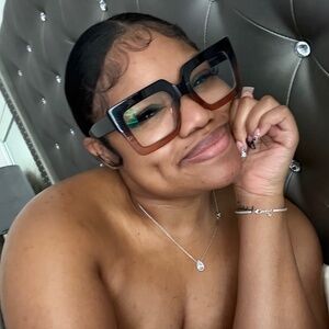 Meet your Posher, Briana